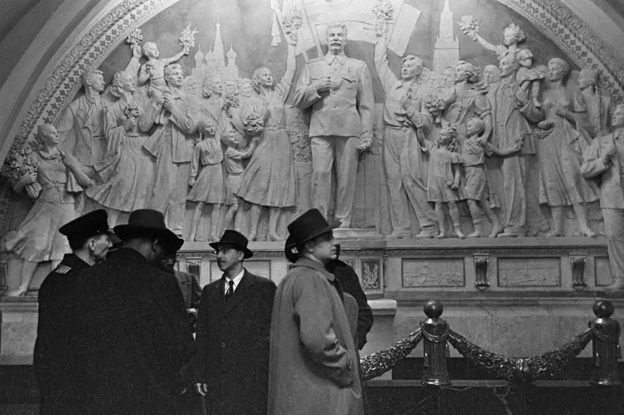 Коммунисты хотят восстановить памятники Сталину по всей Москве. Это — «историческая справедливость»