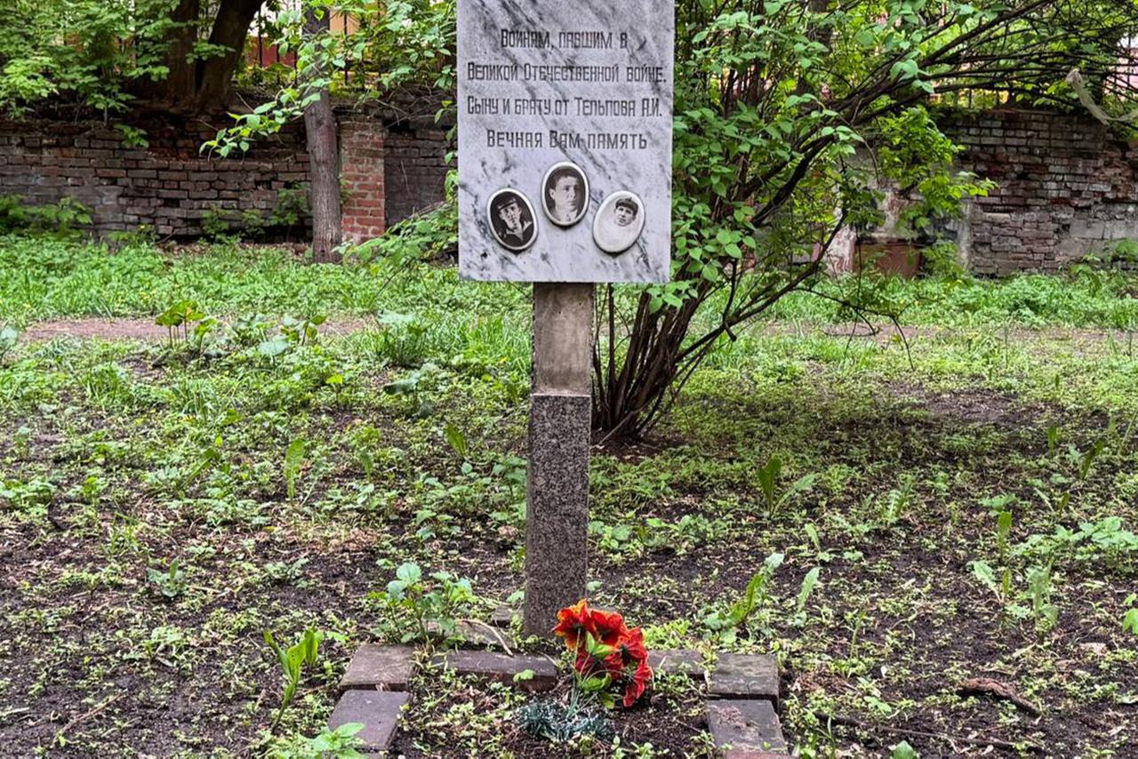 Во дворе обычного жилого дома найден мемориал чьему-то сыну и брату. Но место ли ему там?