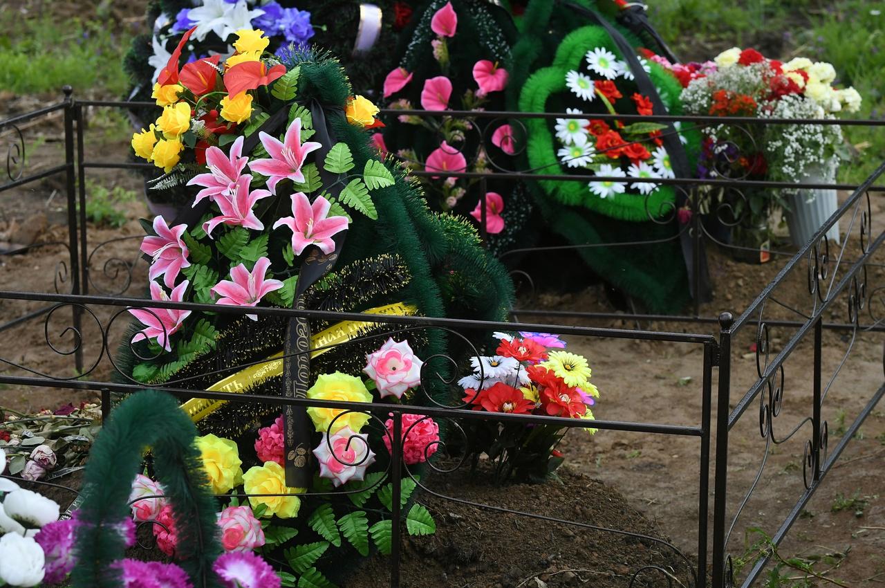 Москвичам предложили подарить на день рождения траурный венок. А на свадьбу — устроить похороны