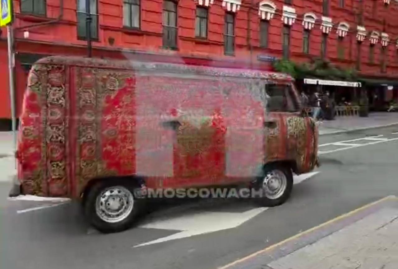 В самом известном районе столицы замечена «ковровая буханка». Такую машину здесь еще не видели