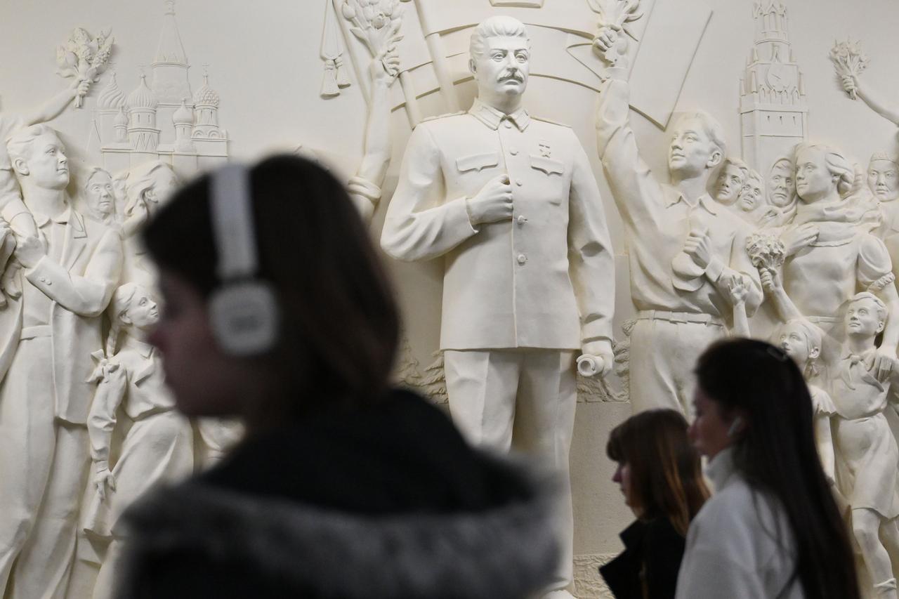 «Им вставили импланты. Но дешевые». Найдено множество отличий старого и нового барельефа со Сталиным в московском метро