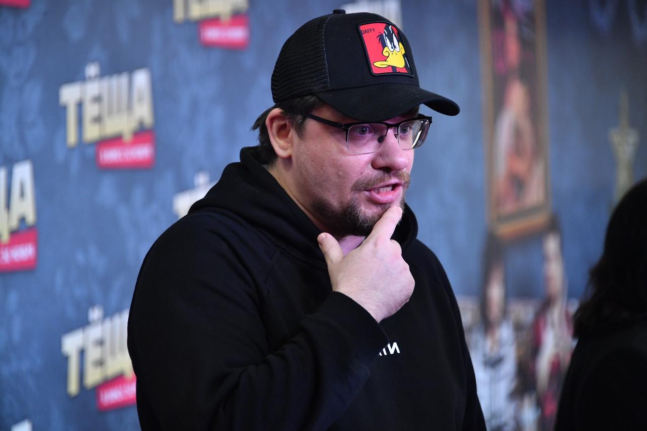 «Кефирный мститель» добрался до Гарика Харламова. Автомобиль звезды окатили за неправильную парковку