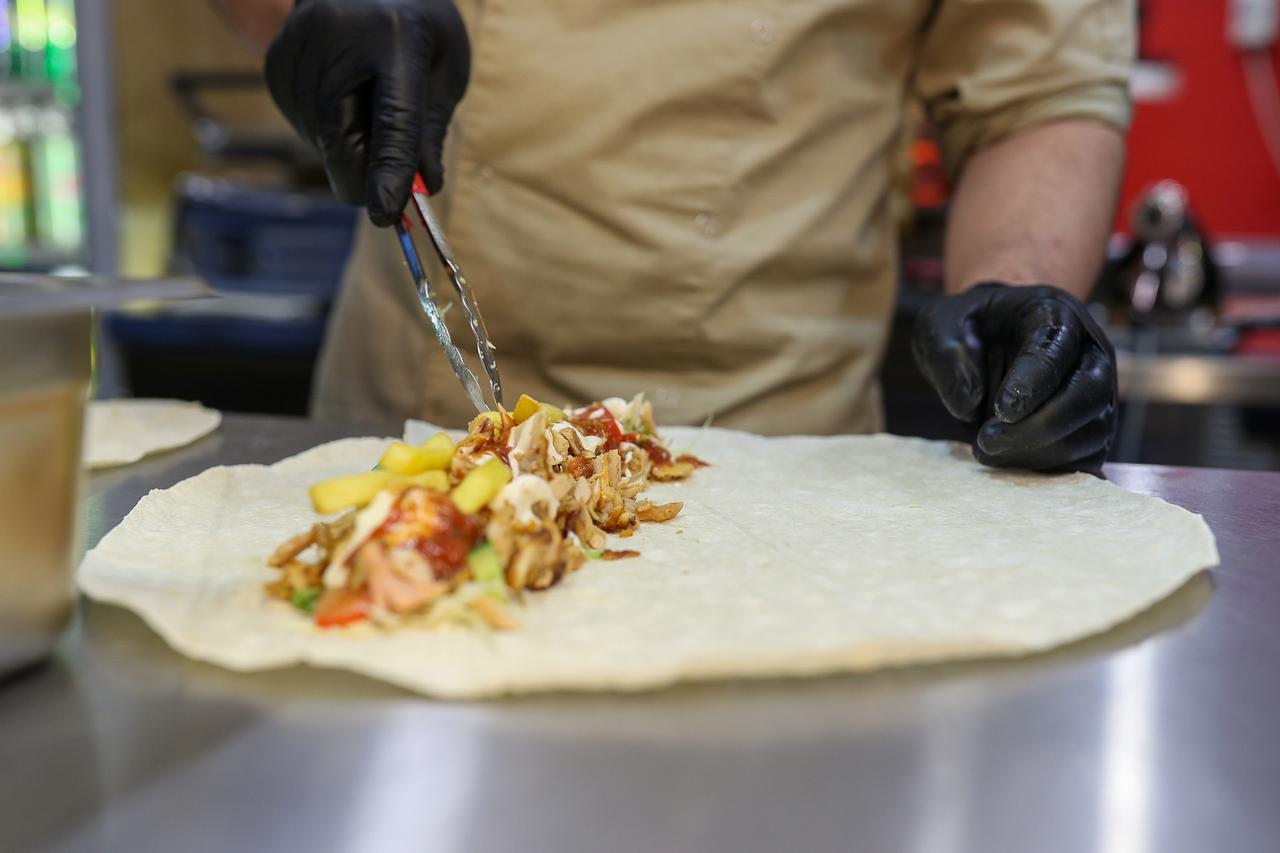 Жители подмосковного города массово отравились шаурмой