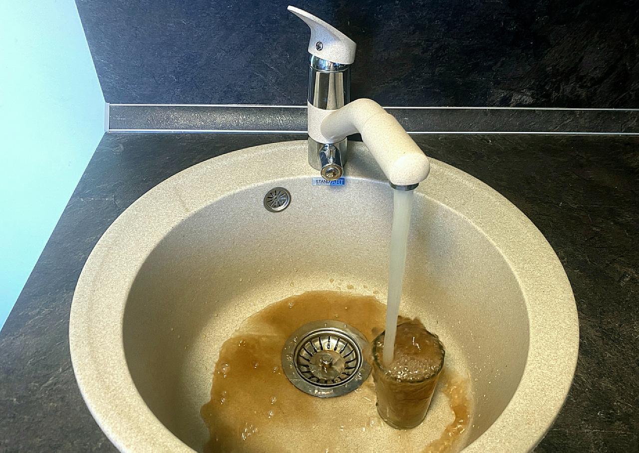 Вонючая жижа вместо воды! Жители подмосковного города просят Путина вернуть им деньги