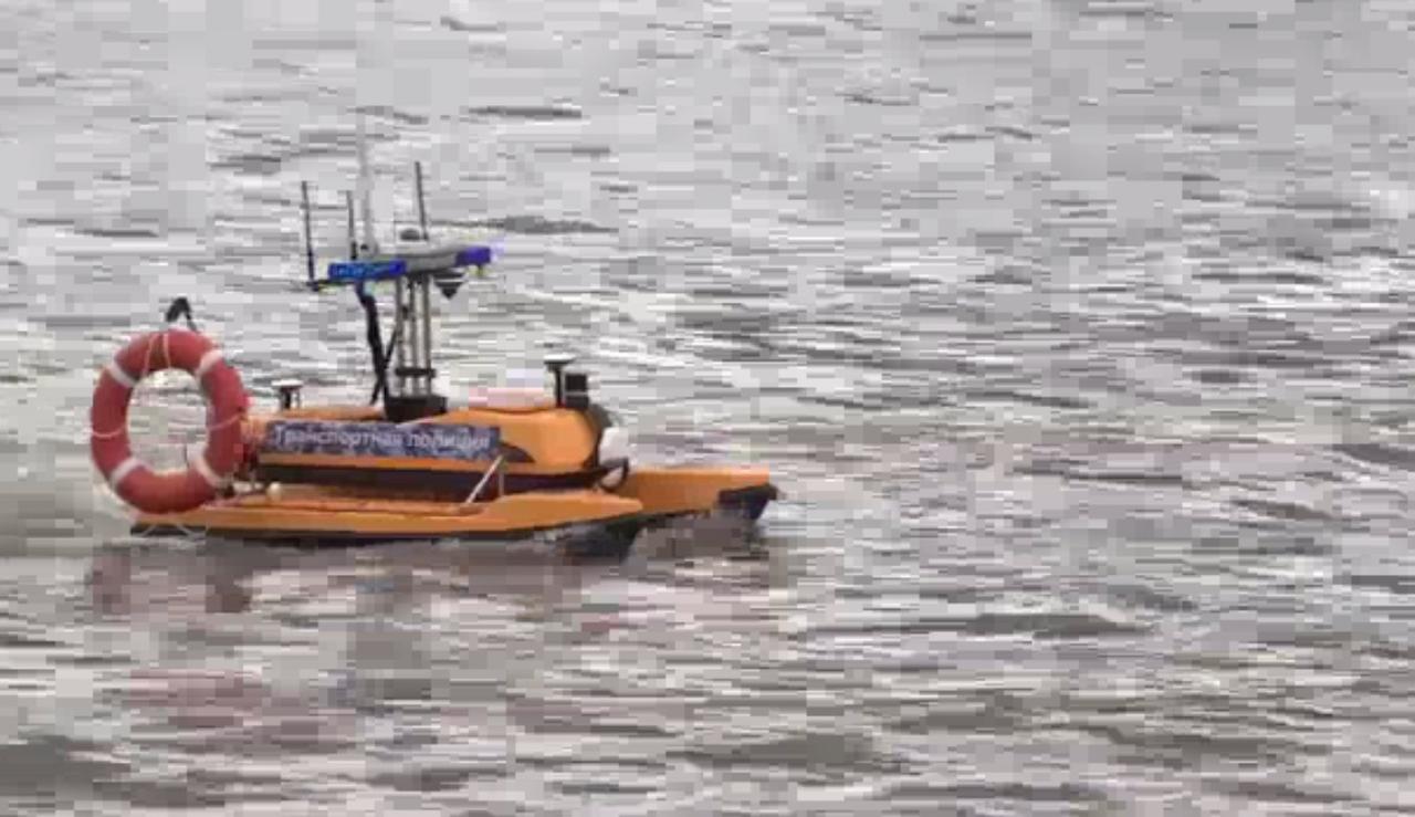 Первый беспилотный катер встал на московскую волну. Теперь его дело — спасение утопающих