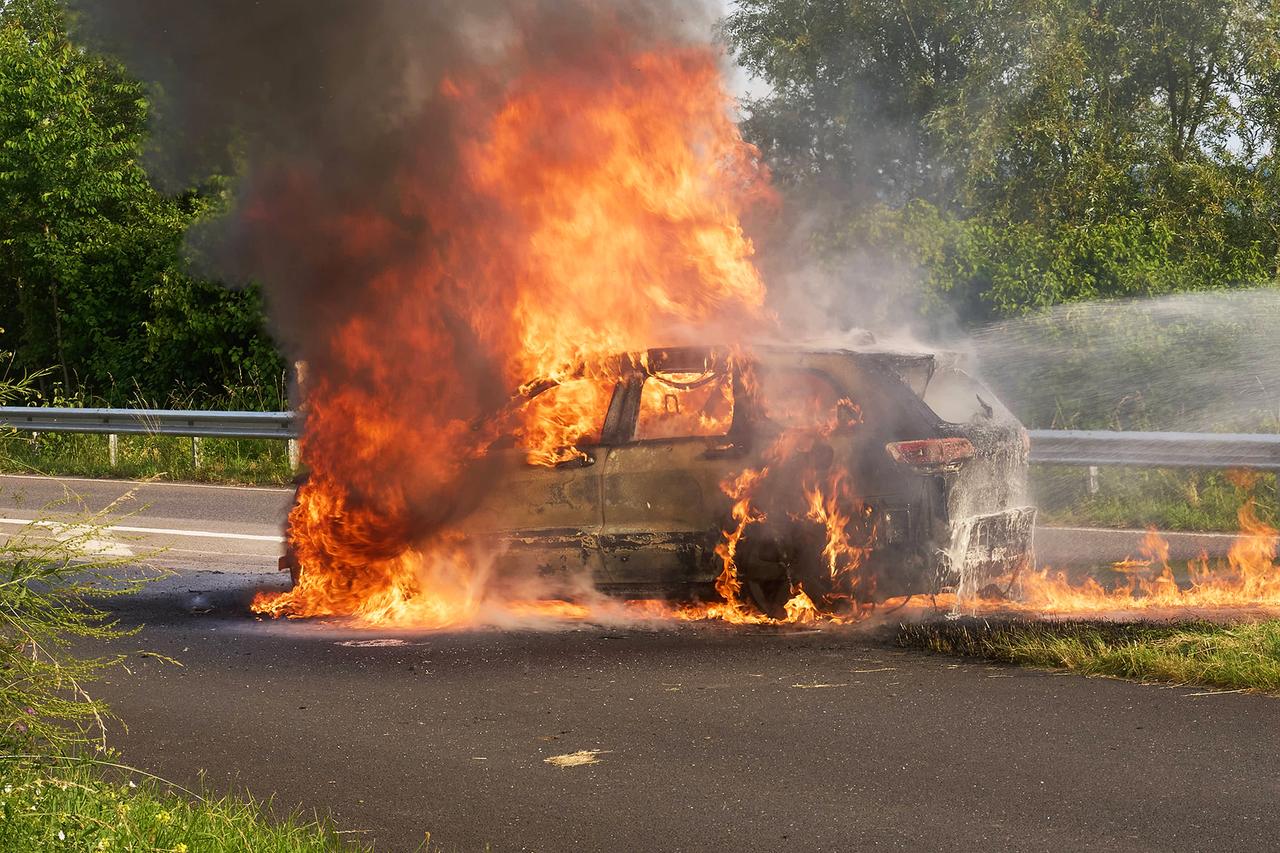 Из-за этого может загореться любой автомобиль. Эксперт рассказал, как избежать пожара