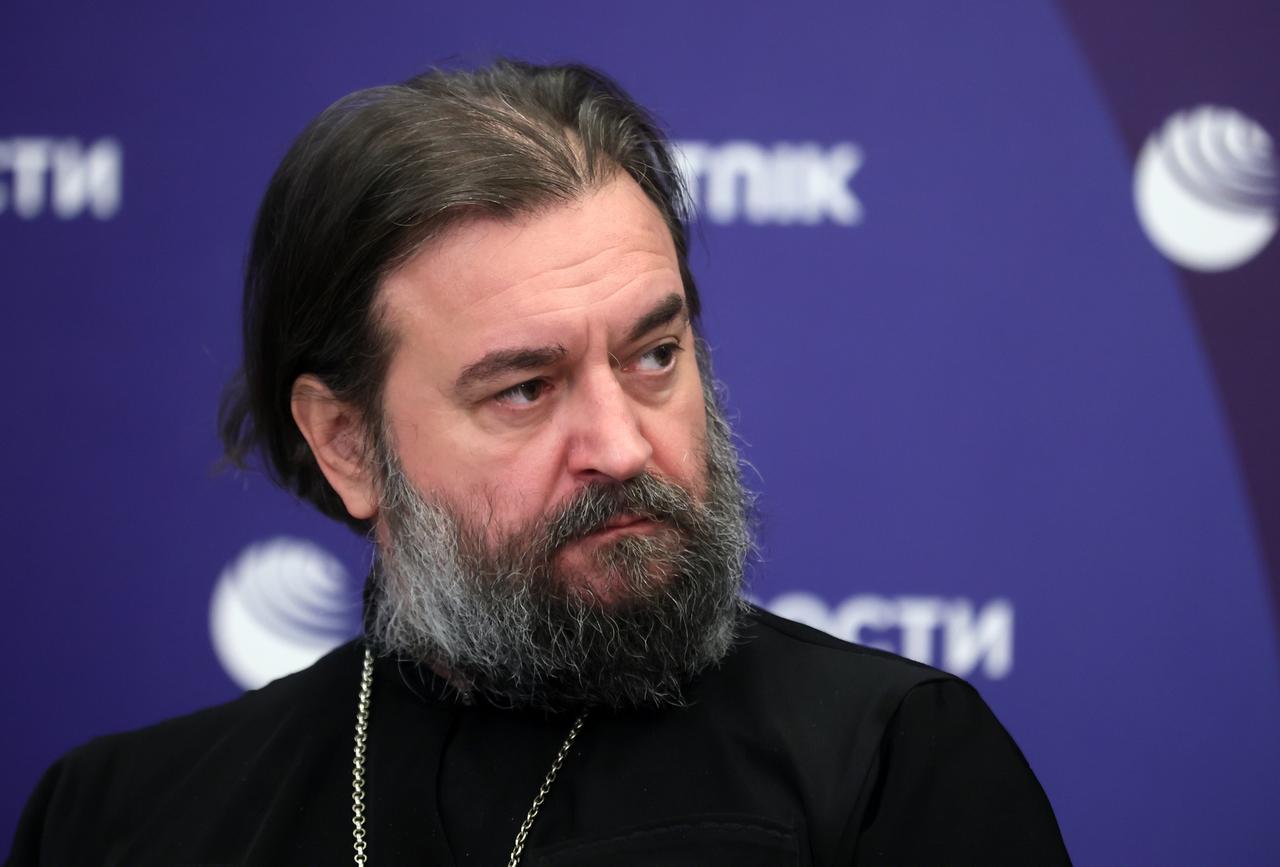 В РПЦ призвали почитать мужа господином, ввести раздельное образование и переписать Конституцию