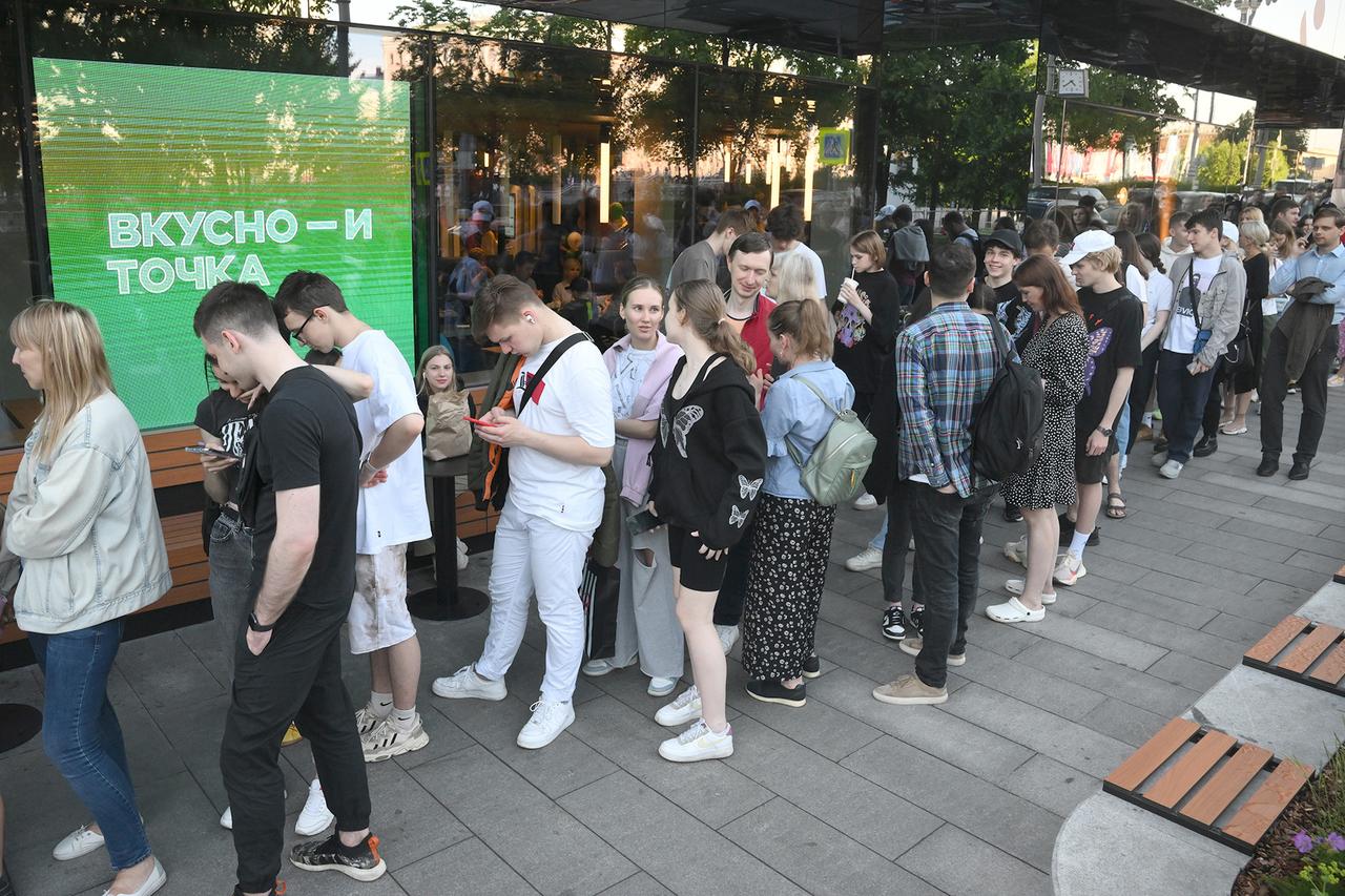 «Вкусно — и точка» пустит по Москве фудтраки со своей едой