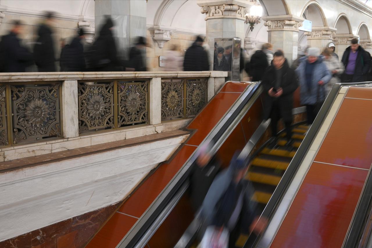 Автор эротических фотографий заступился за «сосущихся подростков на эскалаторе»