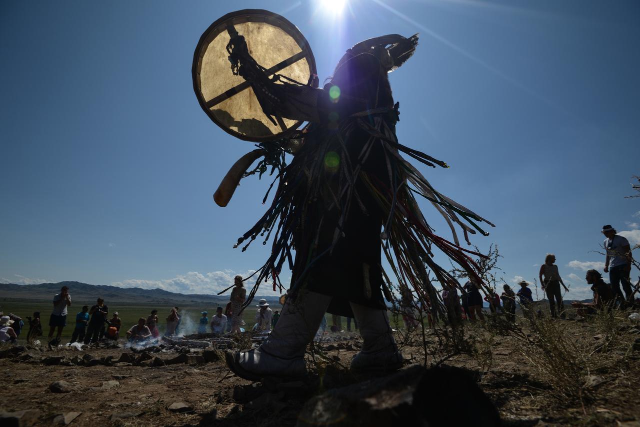 Шаман и котоняня стали самыми необычными вакансиями мая в Москве