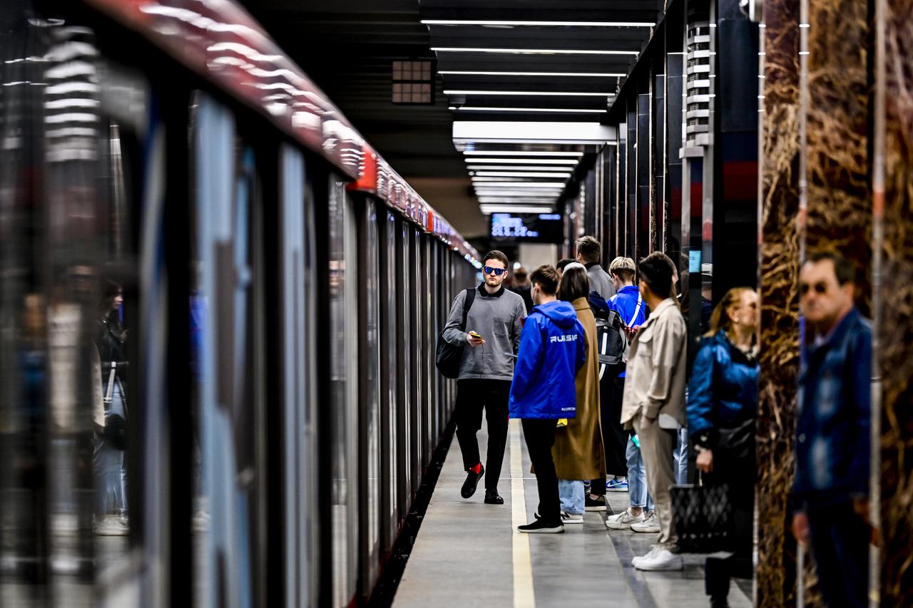 Приключения британца в московском метро. Как англичанин туда попал, почему сильно удивился и как другие иностранцы смотрят на наш метрополитен