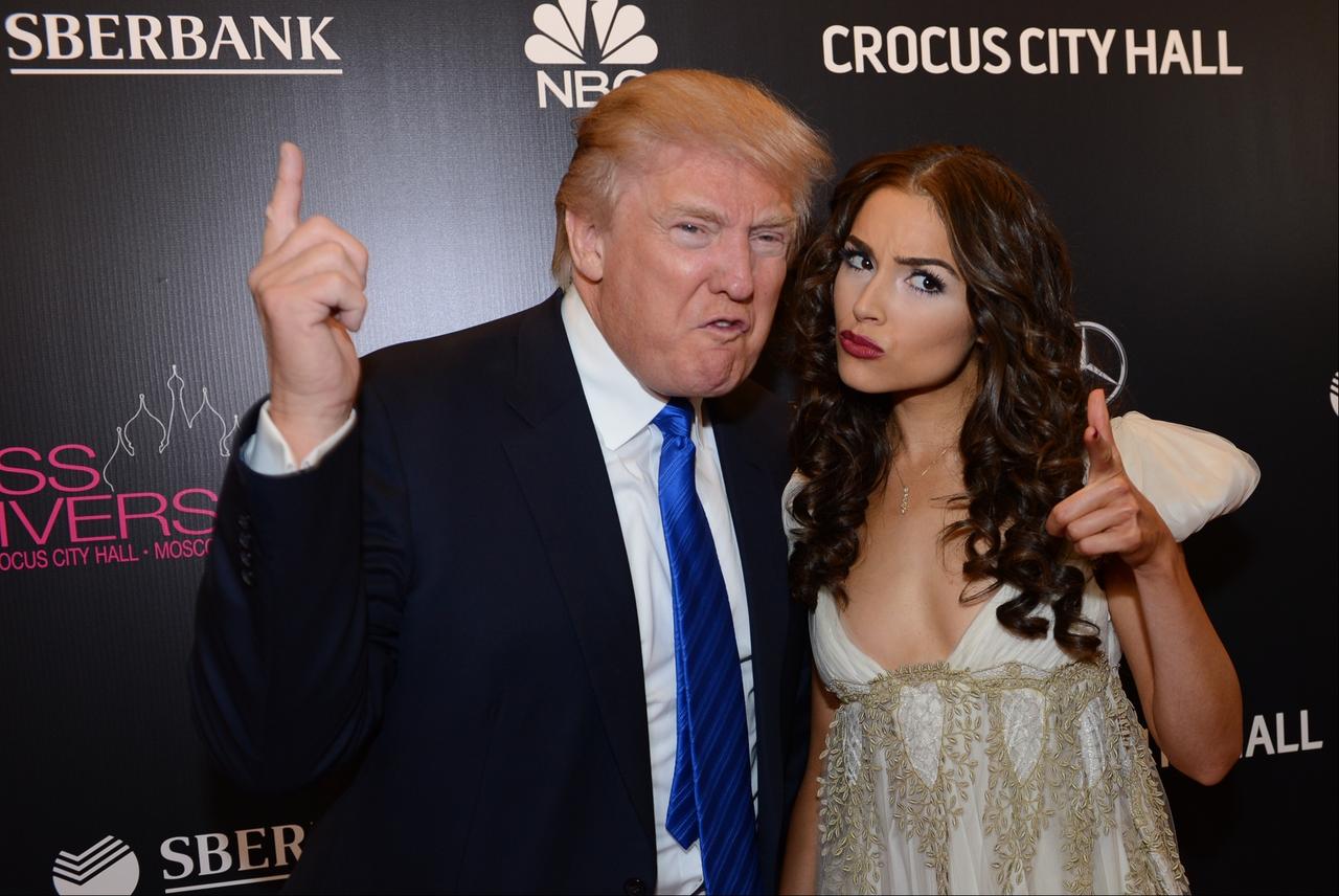 Американский миллиардер и телеведущий Дональд Трамп и обладательница титула "Мисс Вселенная – 2012" Оливия Калпо перед финалом конкурса "Мисс Вселенная – 2013" в Крокус Сити Холле.