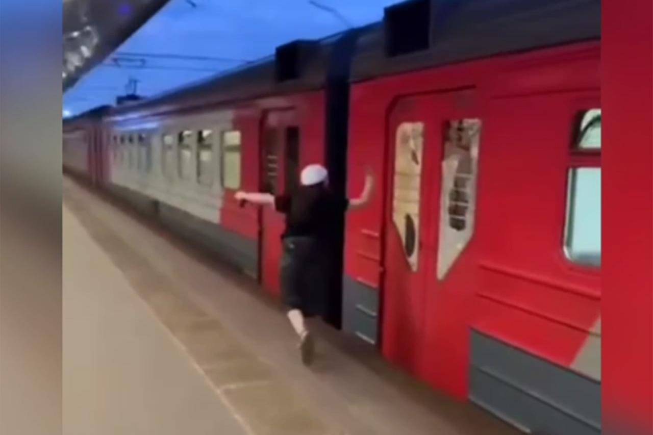 В Москве задержали разгромившую электричку 14-летнюю школьницу