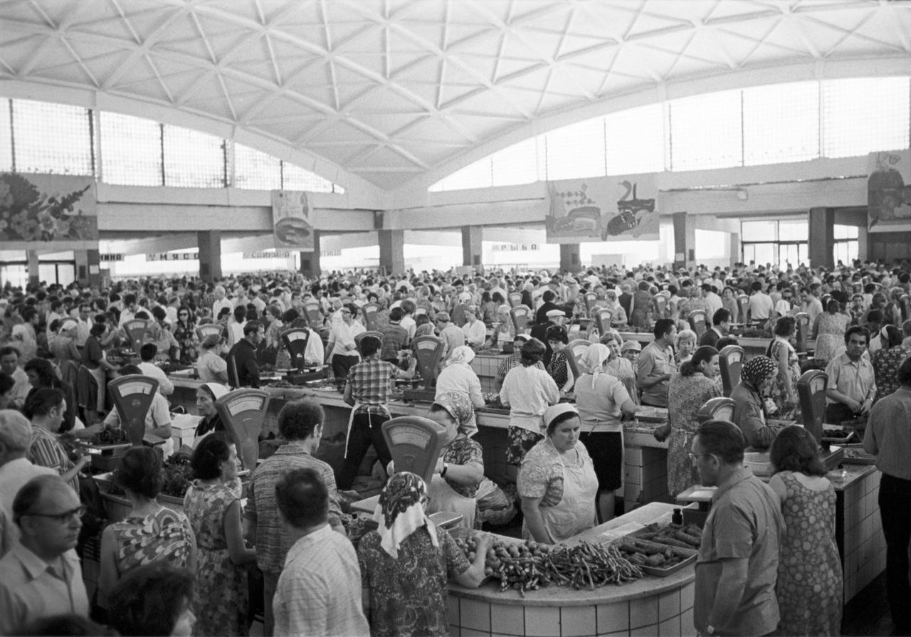 В соцсетях поспорили из-за фотографии с московского  рынка. Ее сделали еще в 60-е