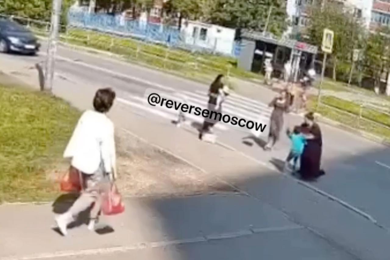 Ребенок едва не погиб под машиной. Его семью подозревают в нечестном бизнесе