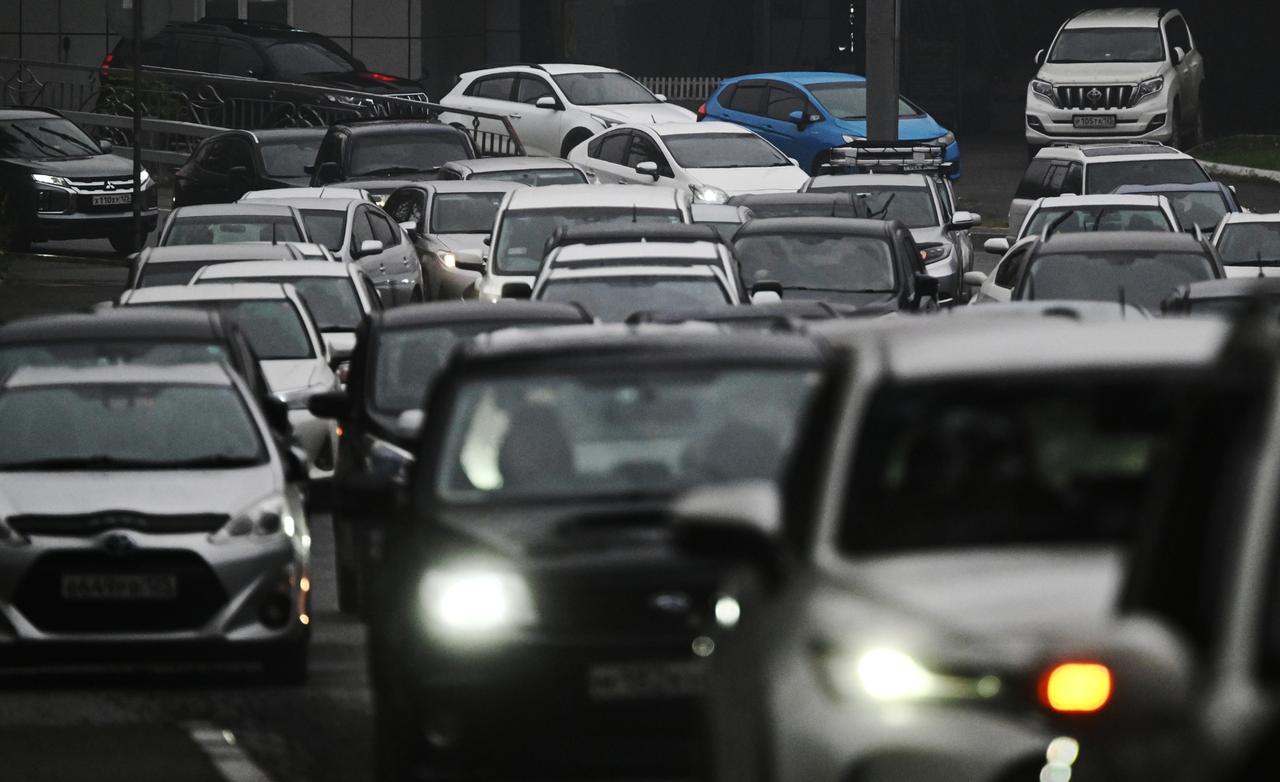 «Спанчбобу выдали права». Москвичи развлекаются в пробках, как могут