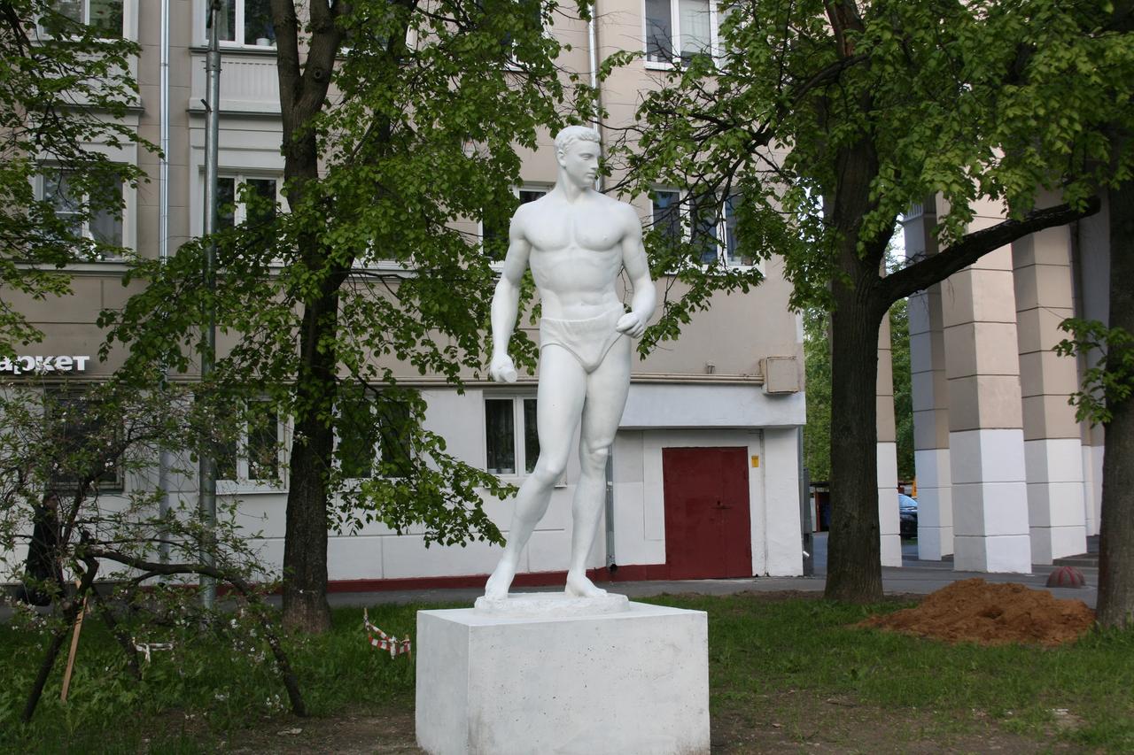 Лоси, спортсмены и читающие пионерки. Какие советские скульптуры в московских дворах дожили до наших дней