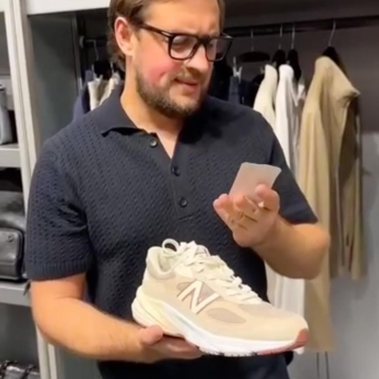 «Продал кроссовки — открыл ипотеку». Москвичи высмеяли брендовую обувь за миллион рублей