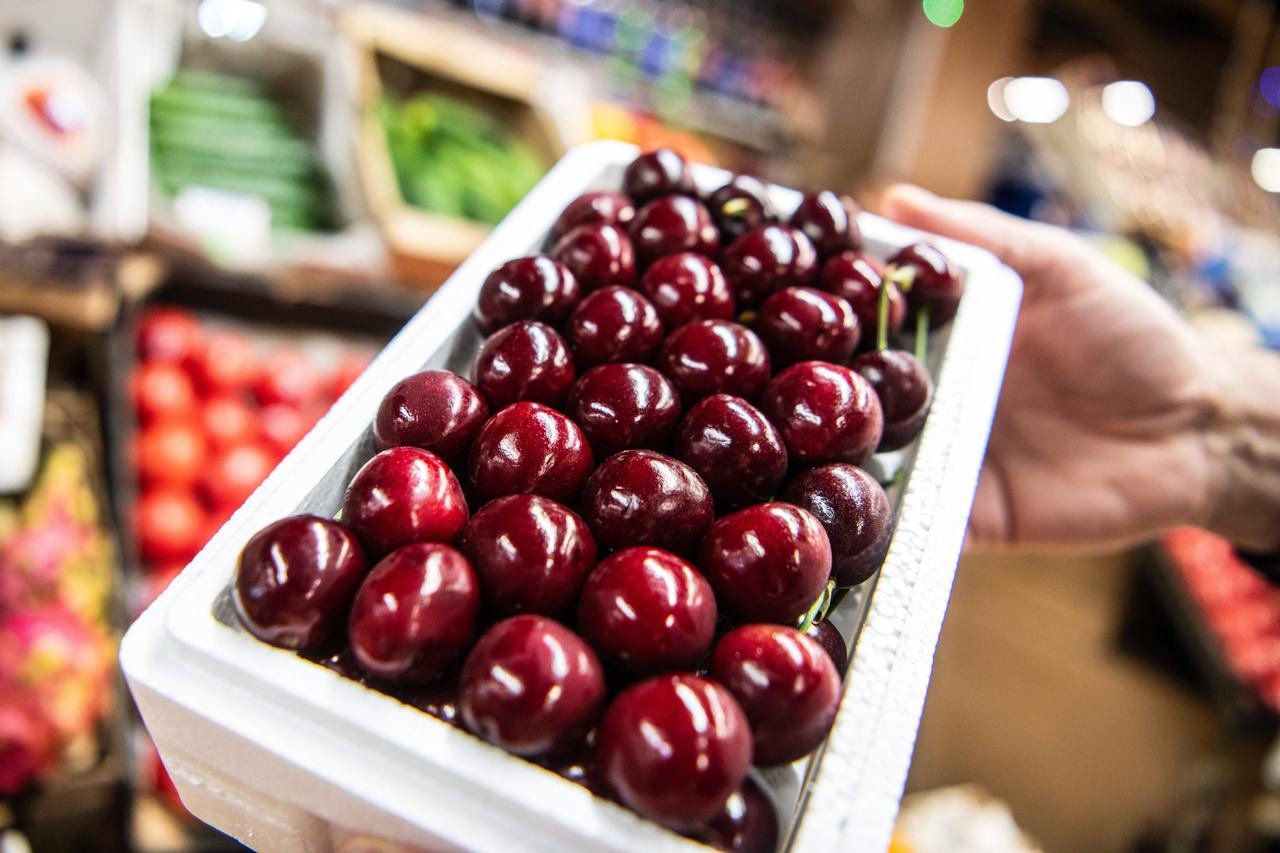 Москвичам напомнили о пользе вишни и черешни