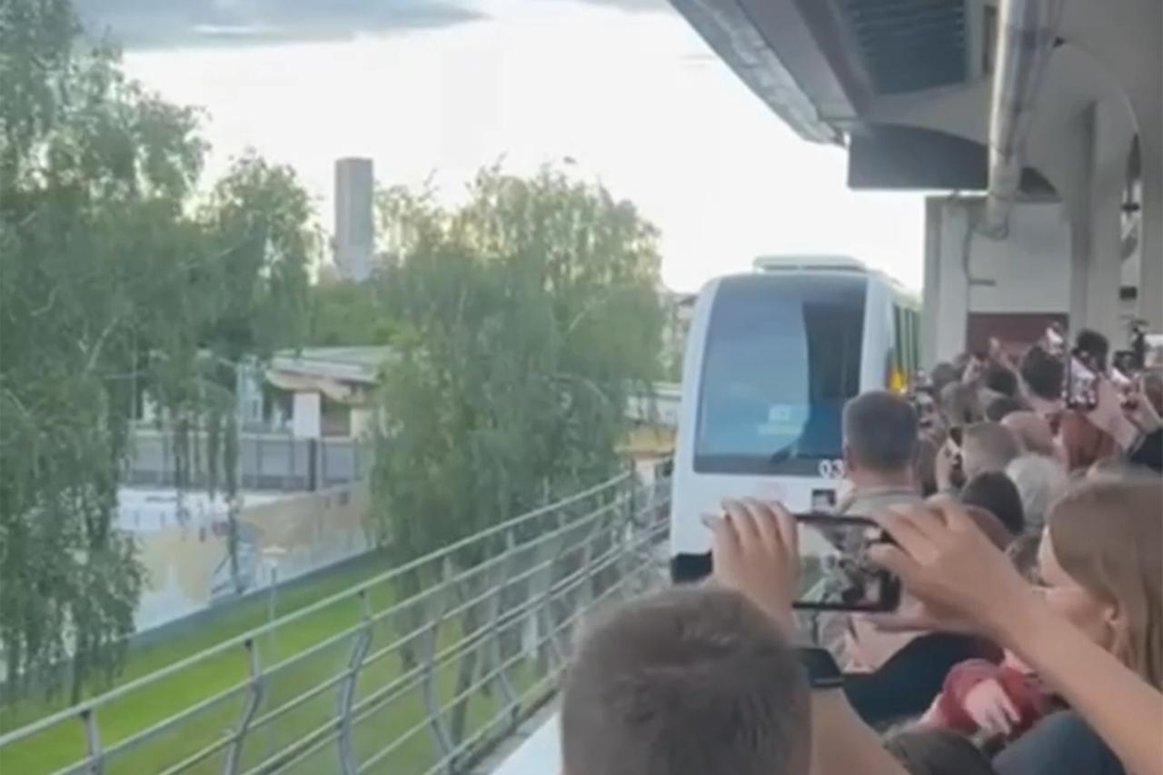 Толпы москвичей пришли проститься с монорельсом и попали на видео