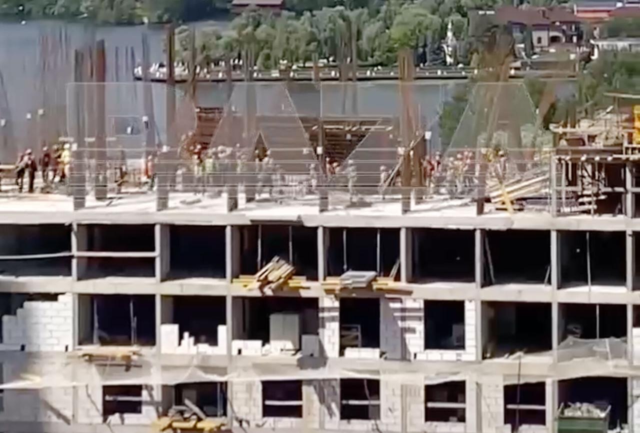 Массовую драку устроили рабочие на крыше строящегося здания под Москвой