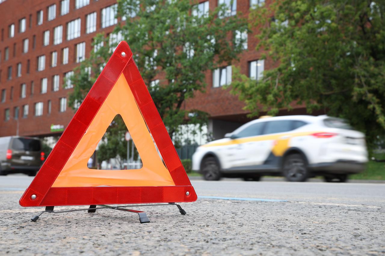 В Москве столкнулись такси и машина каршеринга