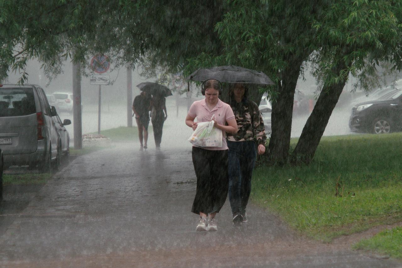 Москвичей предупредили о грозе и ливнях