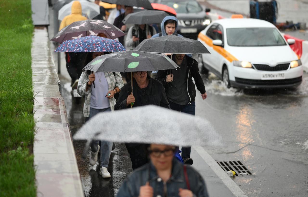 Несколько районов перекрыли в Москве из-за ливня