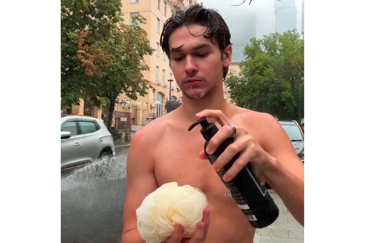 Москвич помылся в луже из-за отключения горячей воды и попал на видео