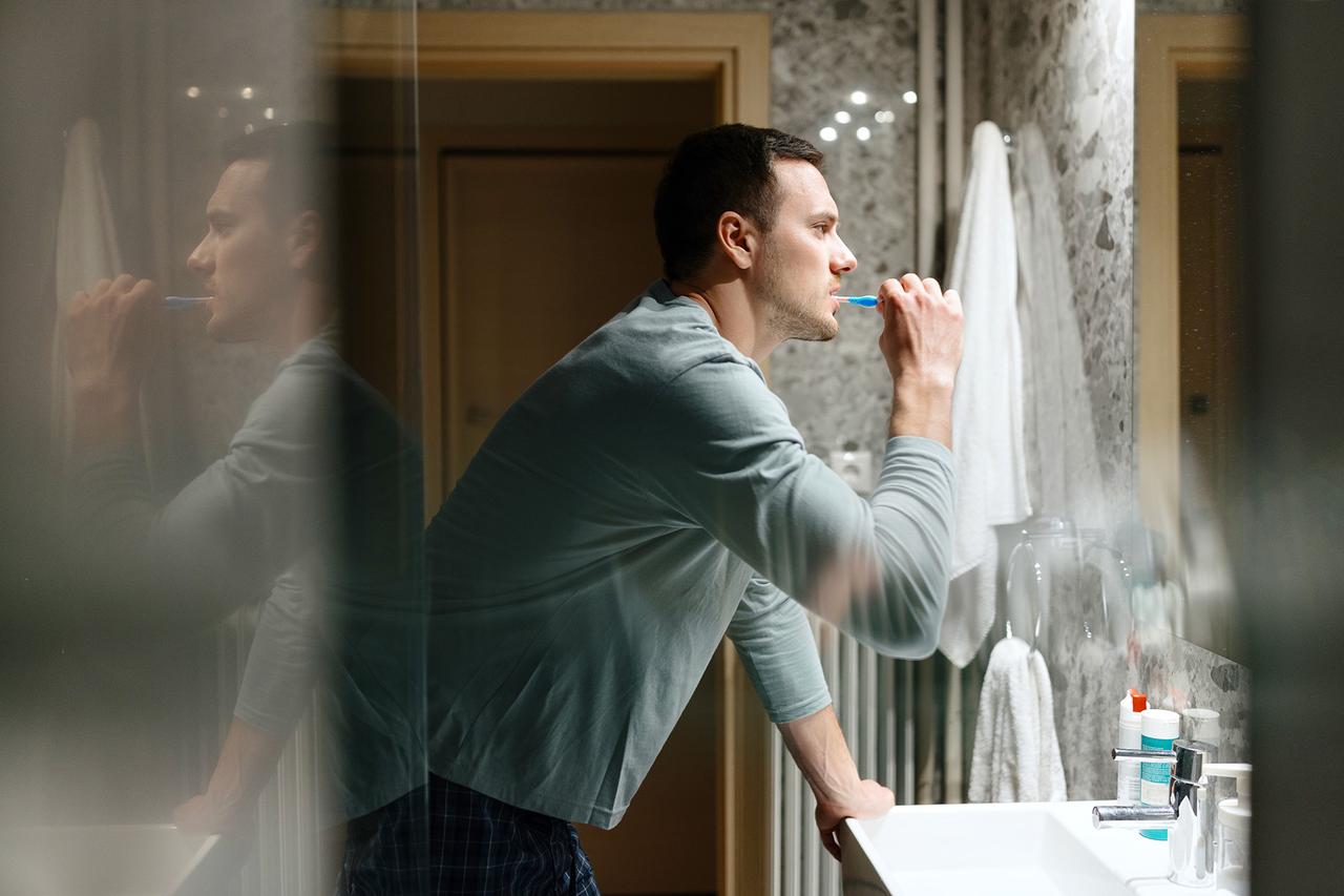 Стоматолог дал советы по борьбе с желтым налетом на зубах