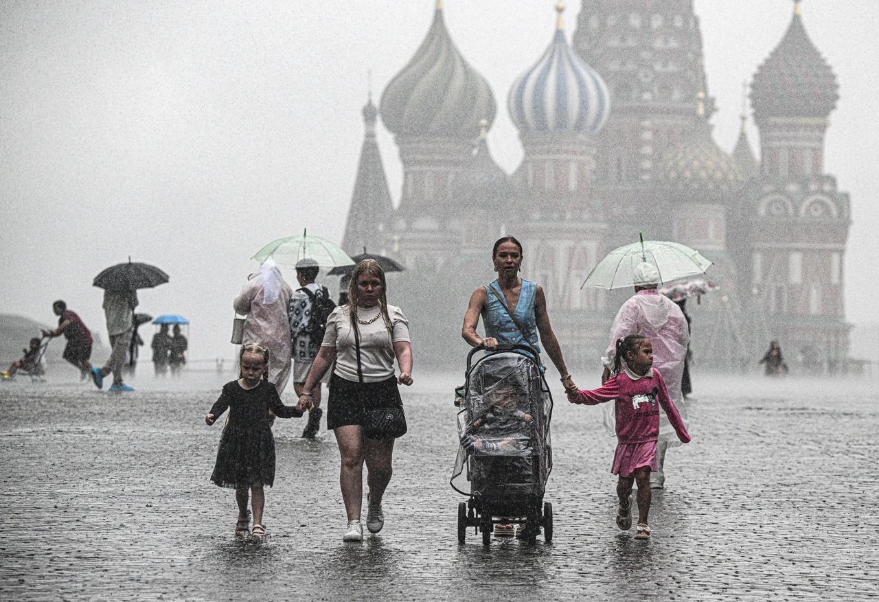 Москвичей предупредили о ливне с грозой
