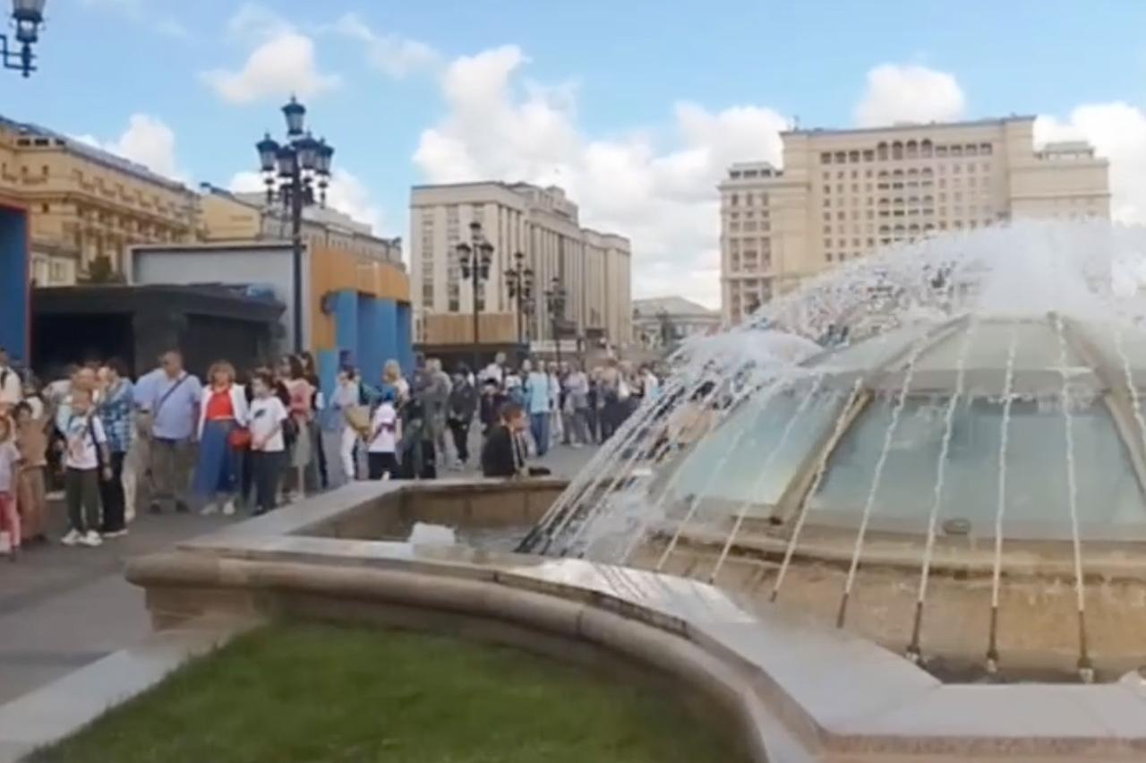 Огромная очередь в центре Москвы попала на видео