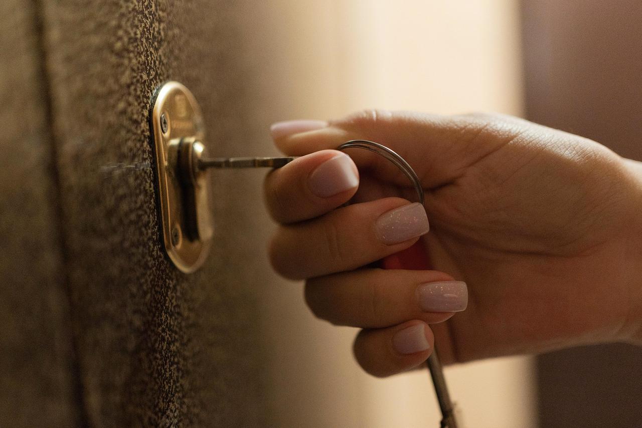 Москвичка вернулась в съемную квартиру и обнаружила гроб