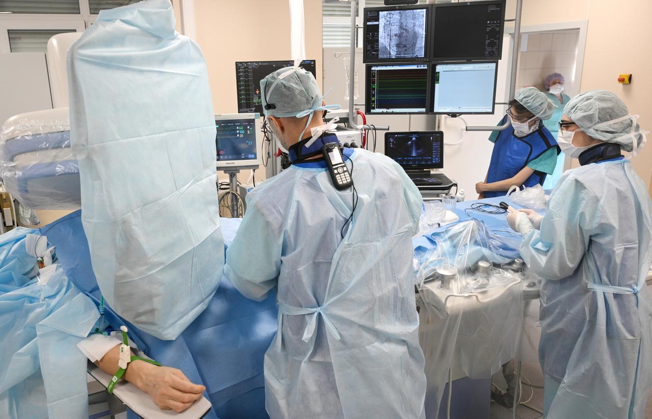 Врачи спасли москвичку с тяжелыми травмами после падения под поезд