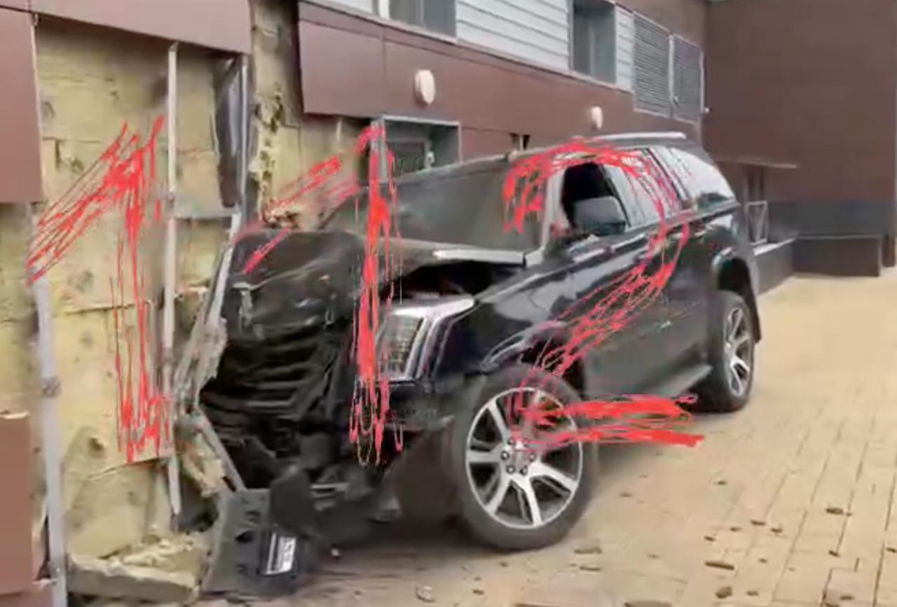 В Москве элитный внедорожник протаранил жилой дом