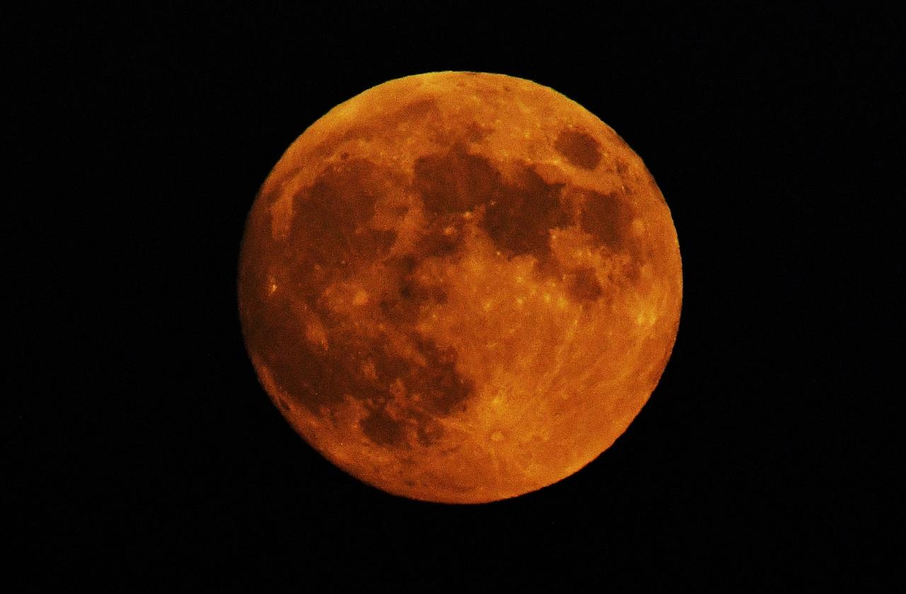 Москвичи увидят уникальное «кровавое» затмение