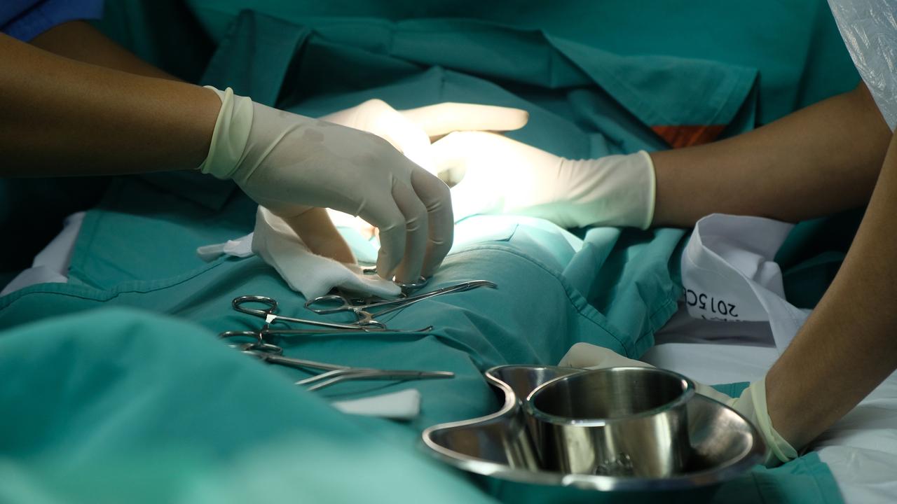 Врачи помогли москвичу с женственным голосом