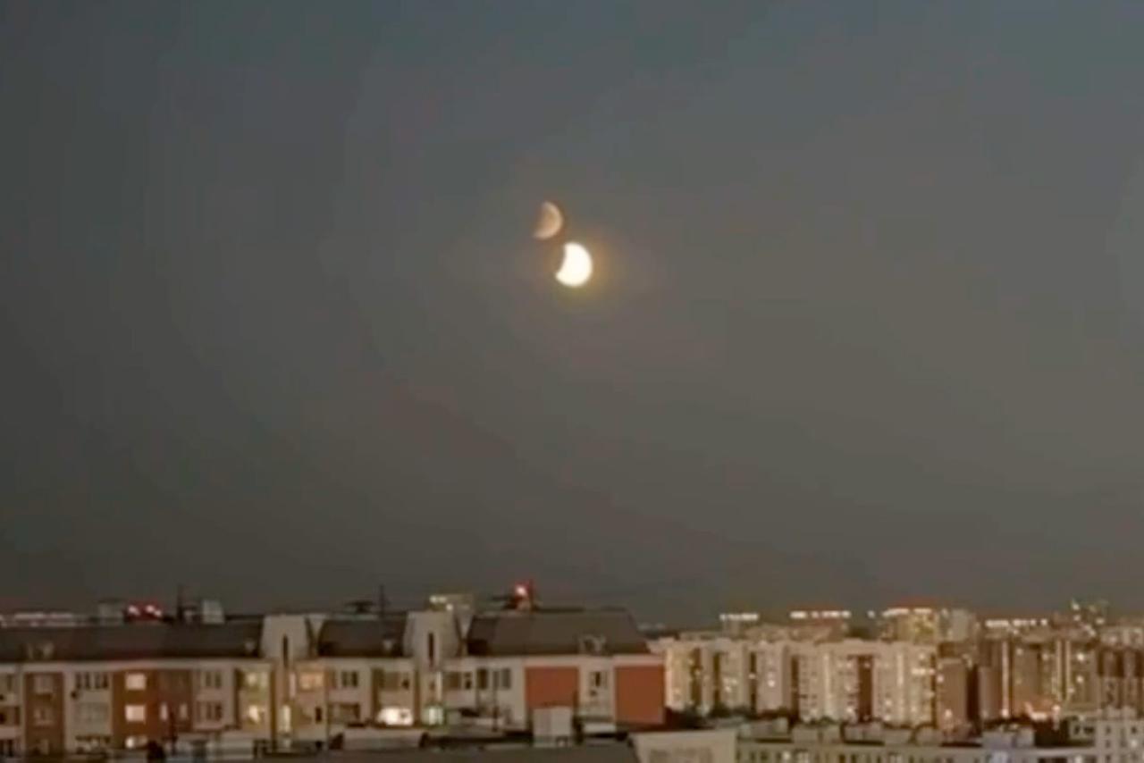 Редчайшее лунное затмение над Москвой попало на видео