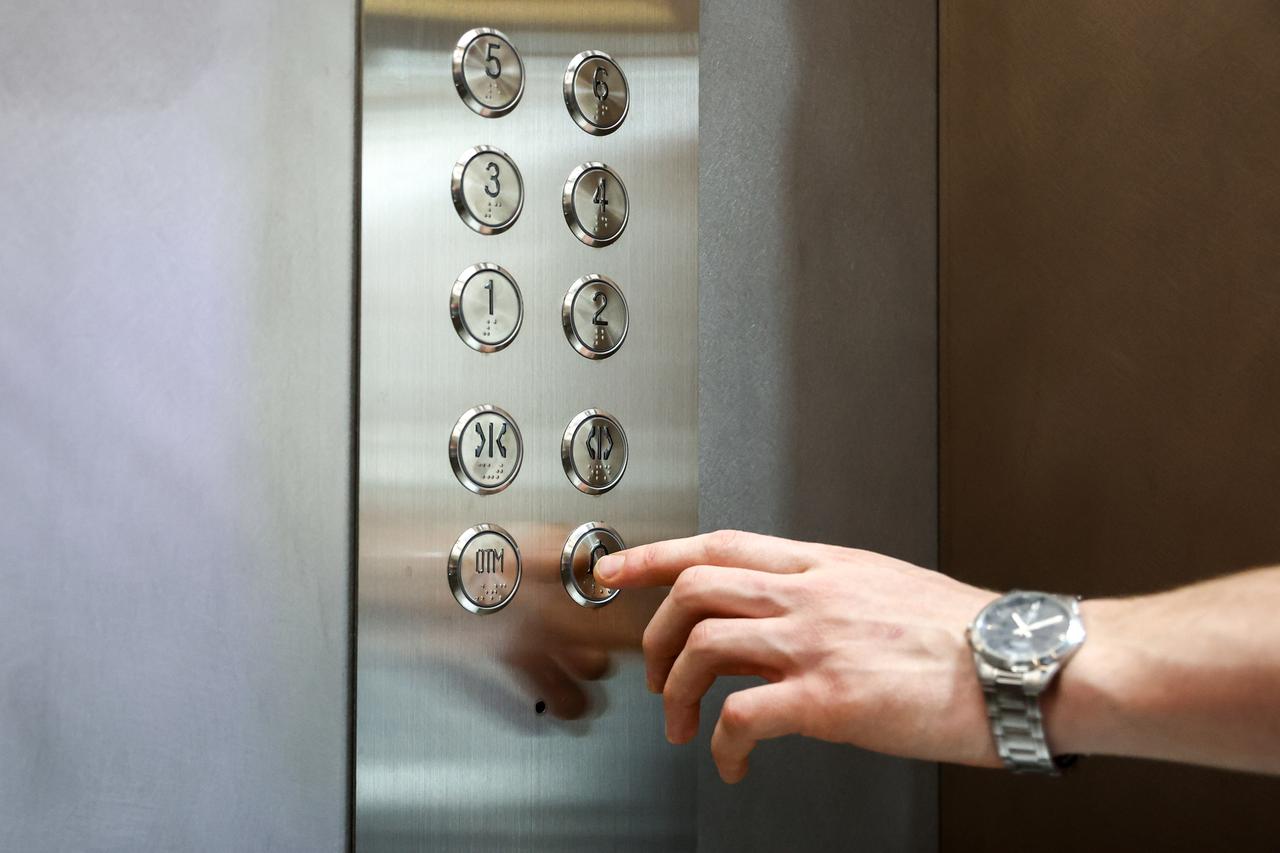 Москвичка пролетела в лифте девять этажей и не пострадала