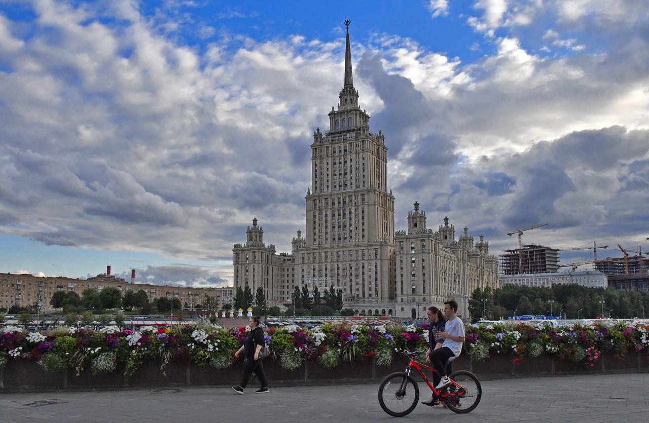 Москвичам пообещали теплую погоду