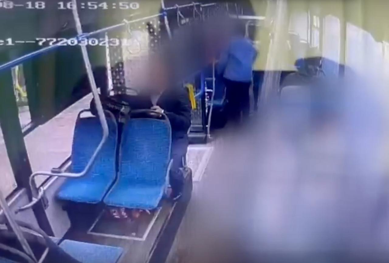 В Москве водитель автобуса украл деньги из сумки пассажирки и попал на видео