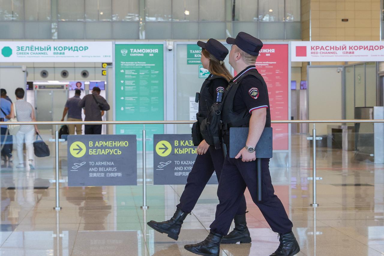 В Шереметьево задержали перевозившую часы за 12 миллионов женщину