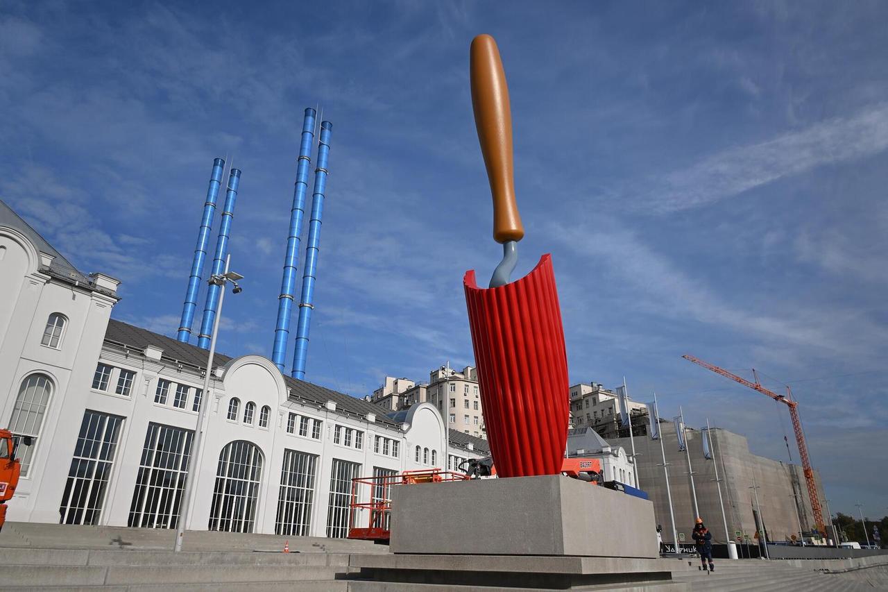 На месте скандальной скульптуры «Большая глина» установили «Садовую лопатку»