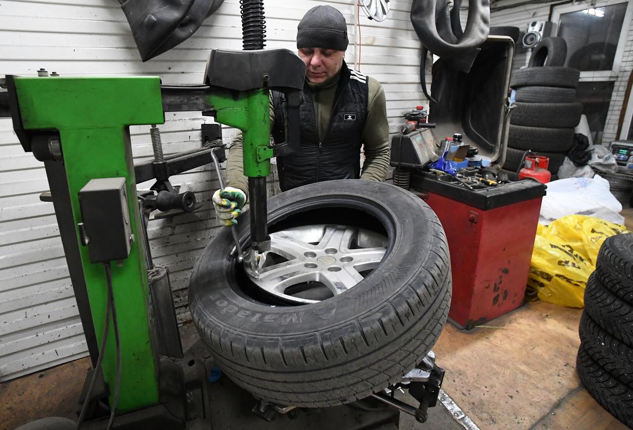 Автомобилистам в Москве назвали сроки смены резины