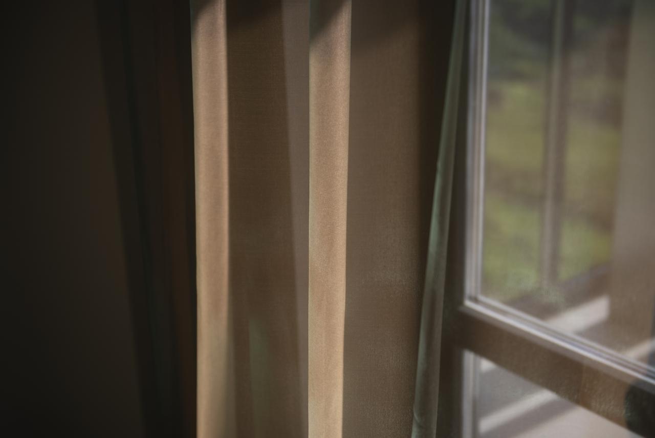 Двухлетний ребенок выпал из окна в Подмосковье и упал в корзину для кондиционера