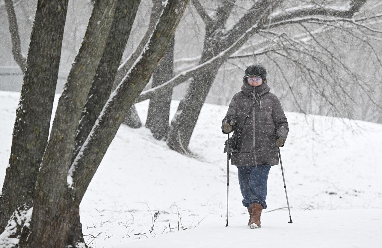 Москвичам рассказали о температуре и высоте снега грядущей зимой