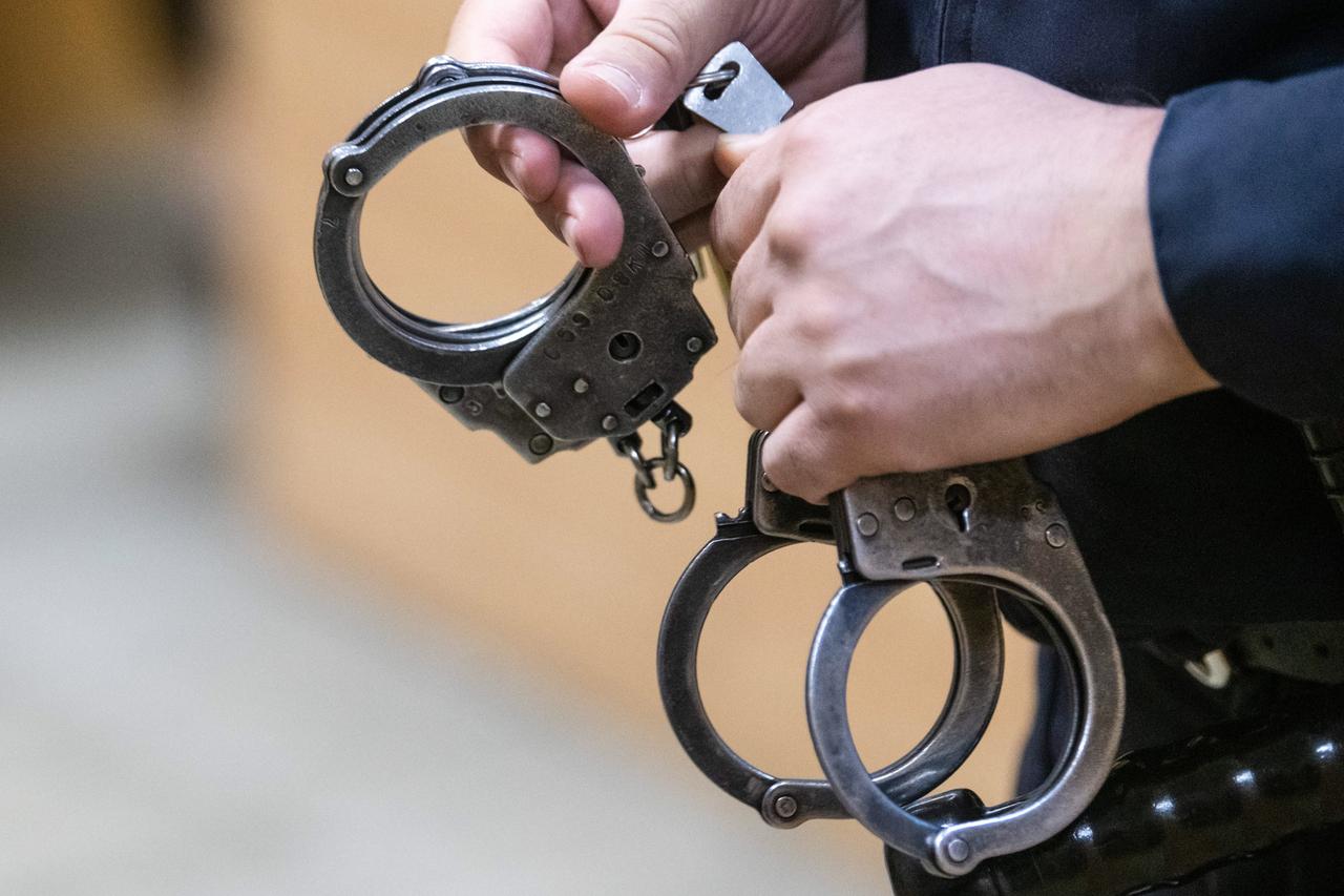 Москвич разбил саперной лопатой витрину и украл конструкторы для сына