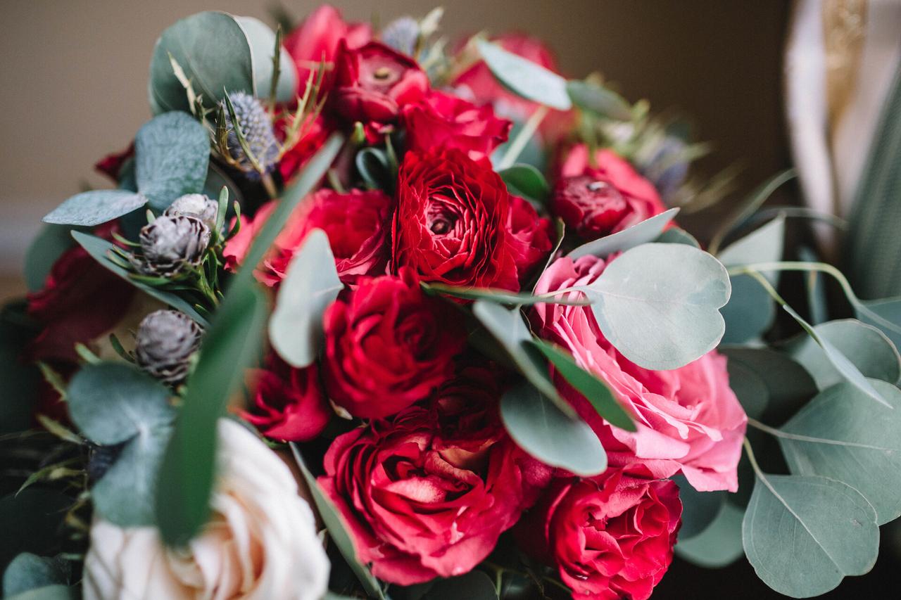 Москвичка получила от мошенников букет роз и сохранила деньги