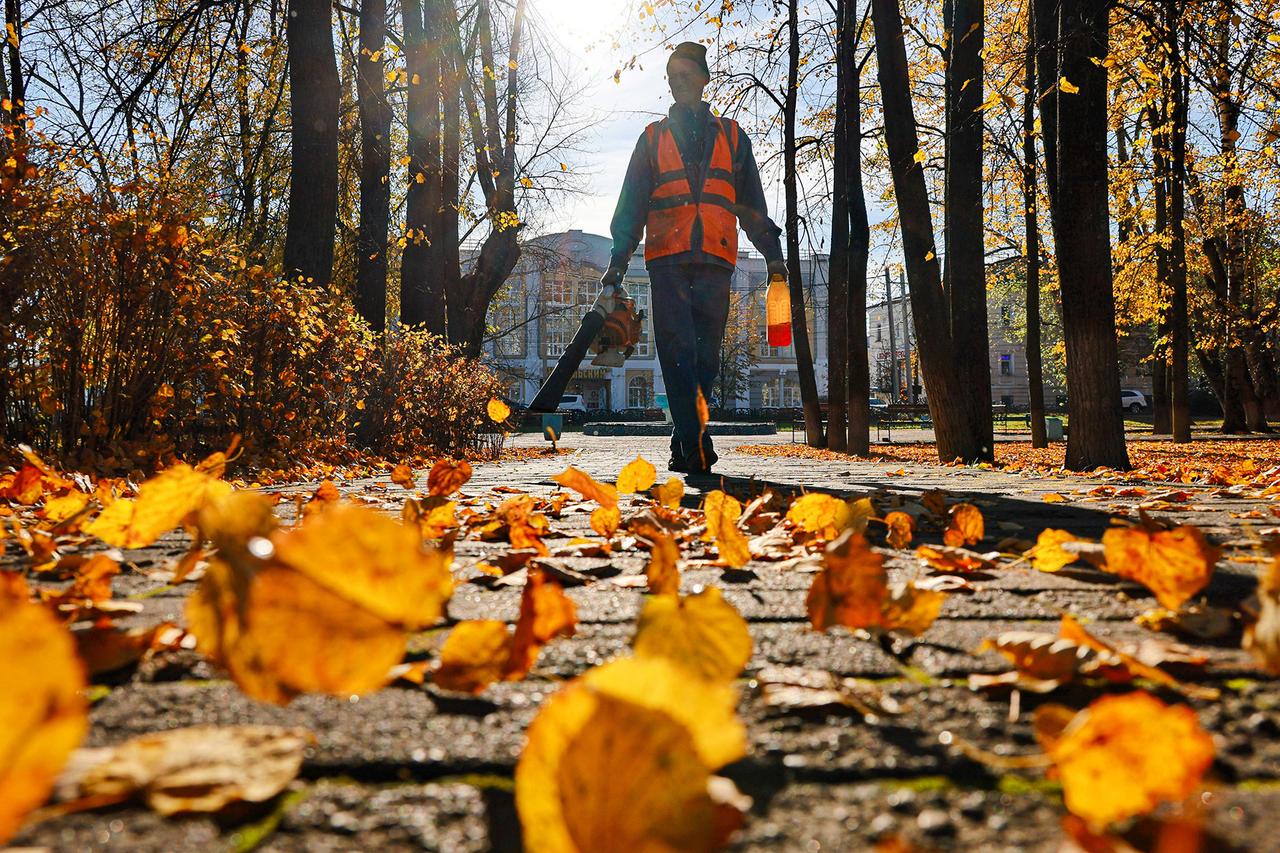 В Москве коммунальщики устроили битву досками и попали на видео