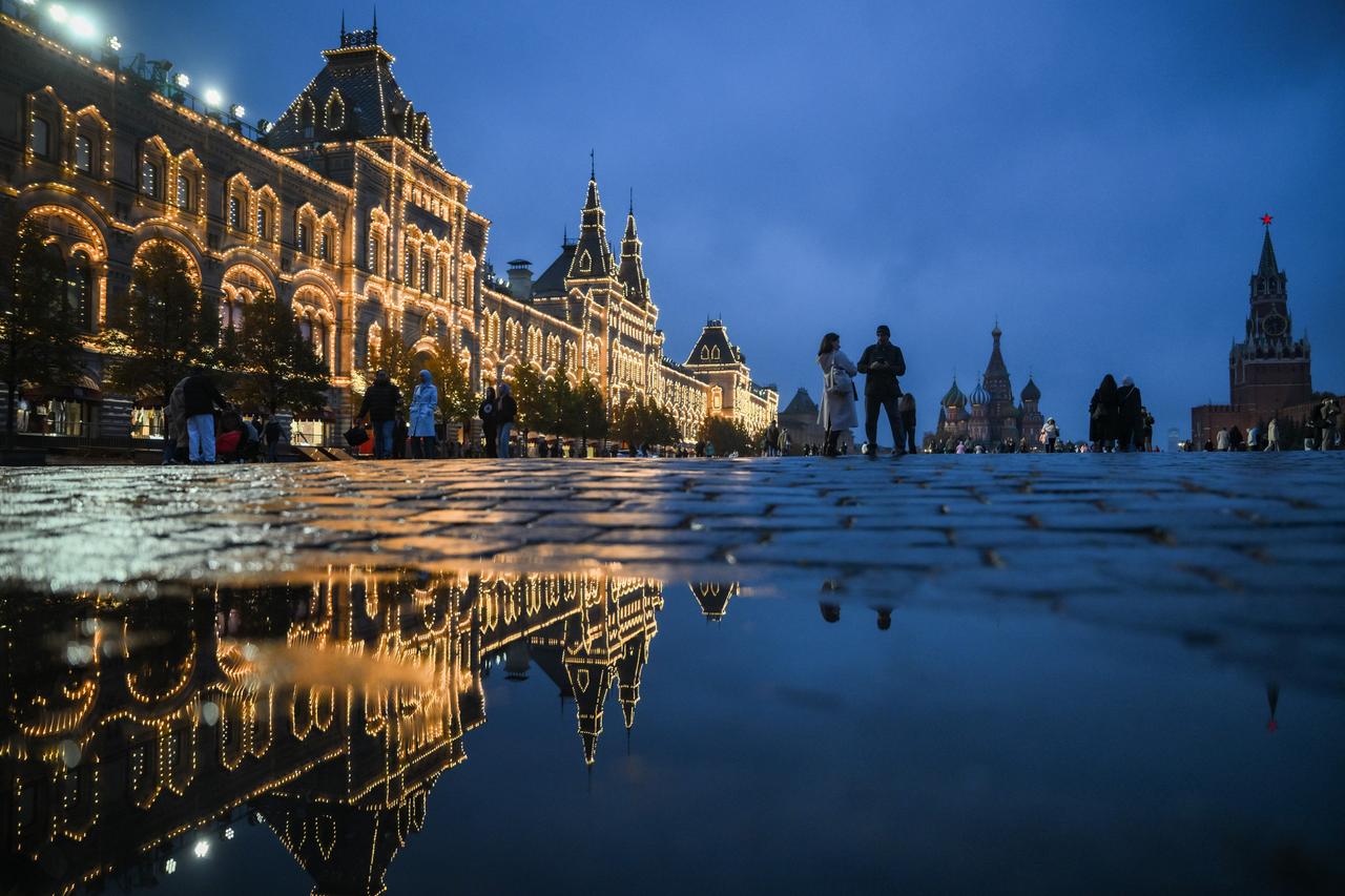В Москве уличное освещение и подсветку перевели в зимний режим